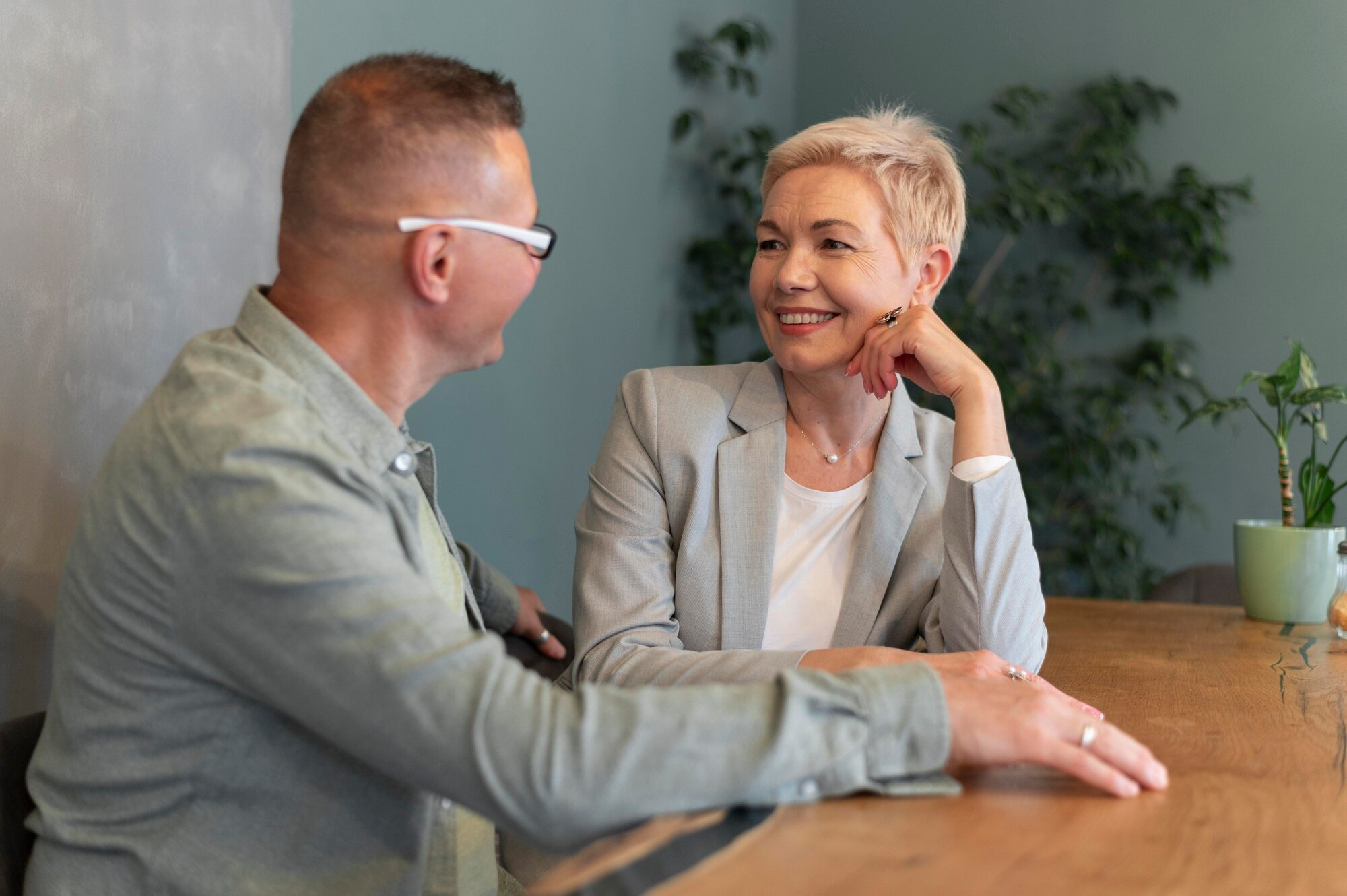 Színes zöldségek és gyümölcsök — friss bio élelmiszerek faasztalom elrendezve