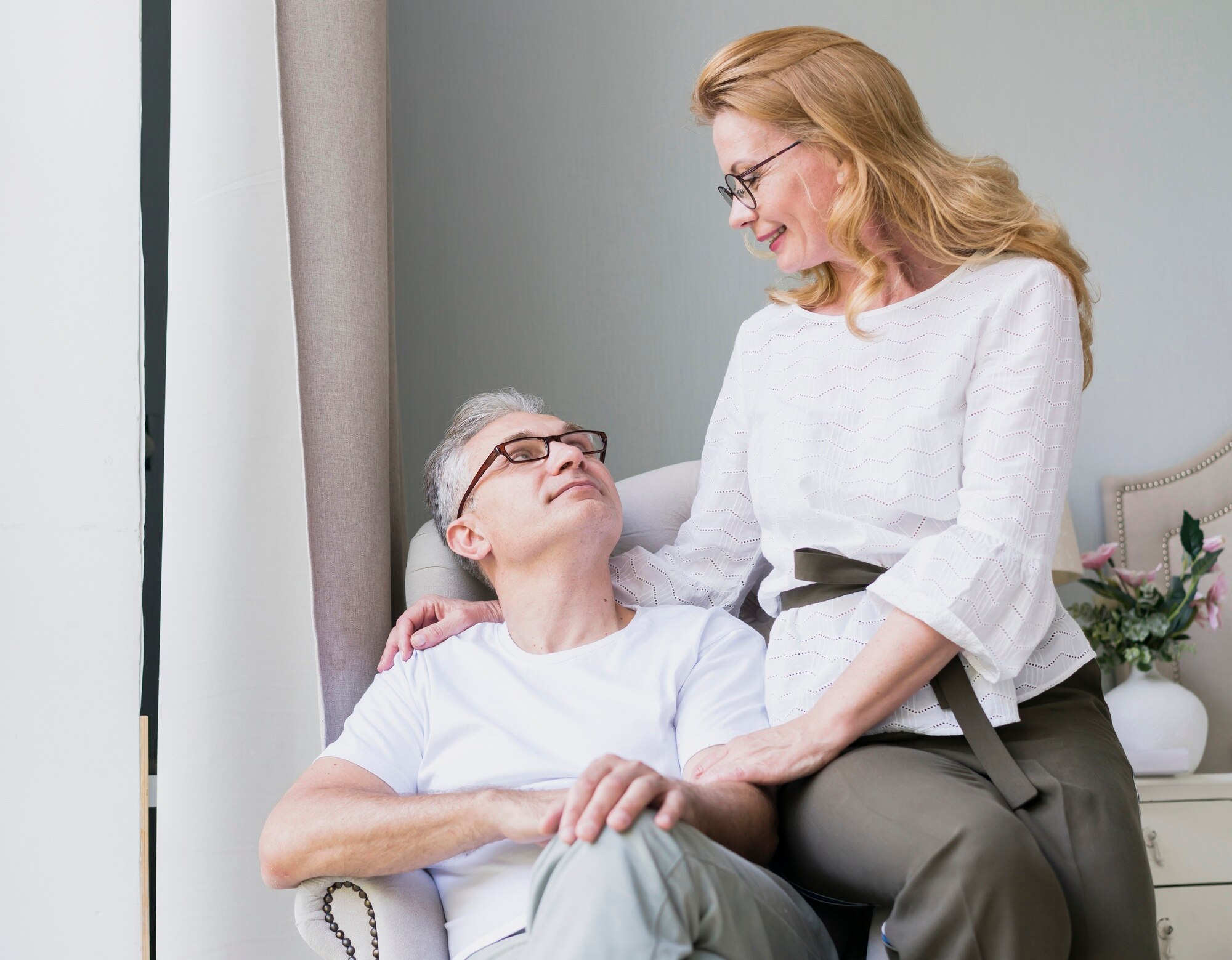 Egészséges főzés otthon — friss zöldségek aprítása fa vágódeszkán